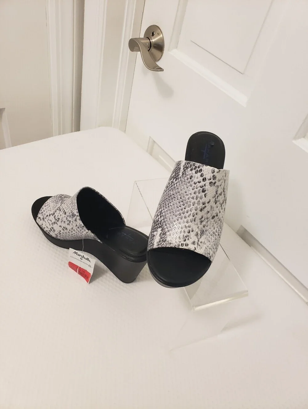 NWT Tahari Mylana Snakeprint In Shades Of Grey Wedge Slides Size 8